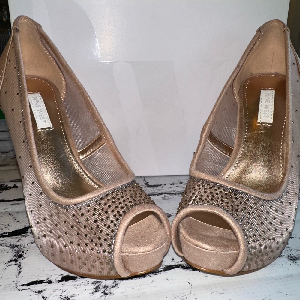 Nine West Hizzie Platform heels. Size 6. Natural (pink shimmer)